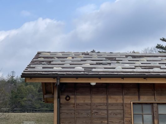 石置き屋根 と シダーシェイク