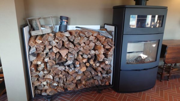 レストランに薪ストーブ発見