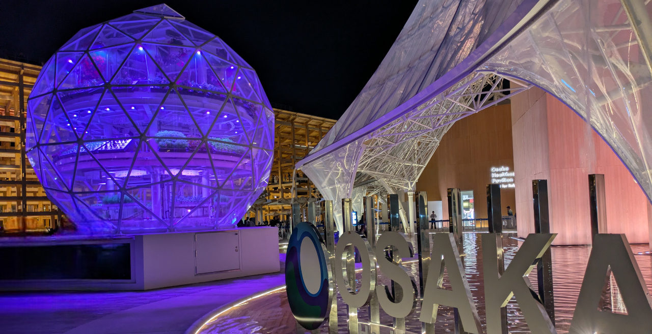 ライトアップされたドーム建築　大阪万博にて