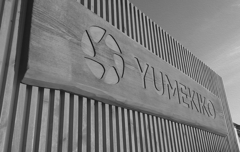 ログハウスのYUMEKIKO　木の看板