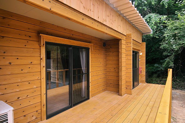 応急仮設住宅 ログハウス スロープで入れるバリアフリー施工