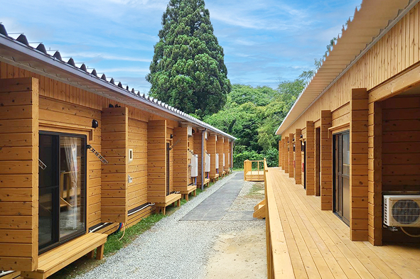 応急仮設住宅 ログハウス 集合住宅　長いバルコニー