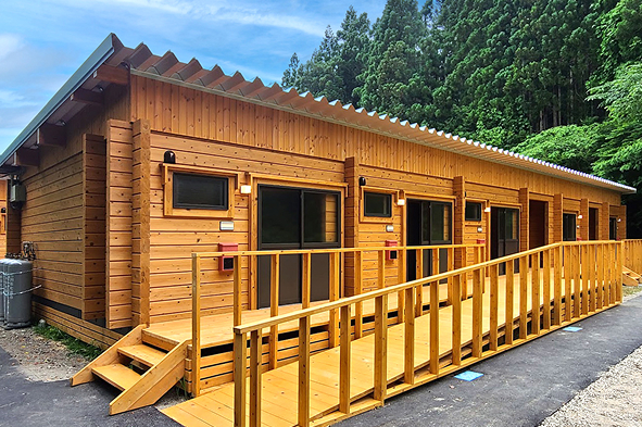 応急仮設住宅 ログハウス 広いバルコニー