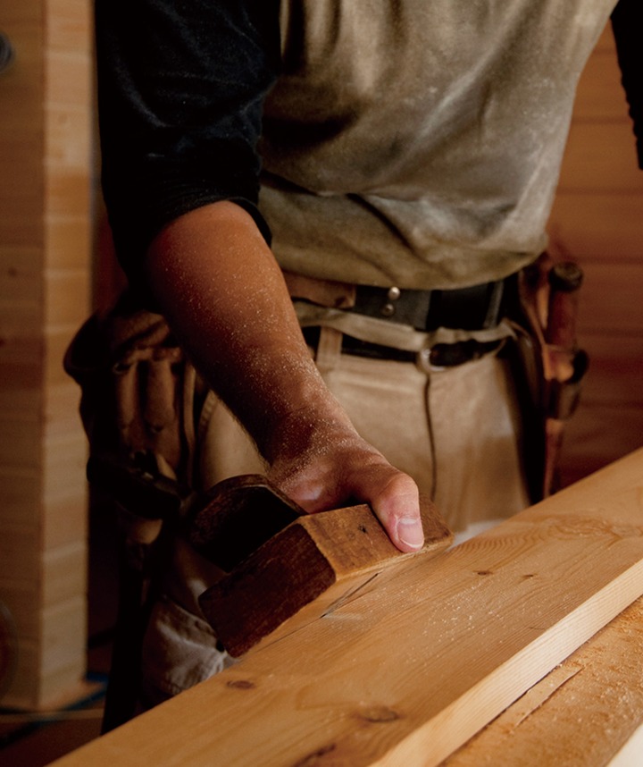 木材を削る職人