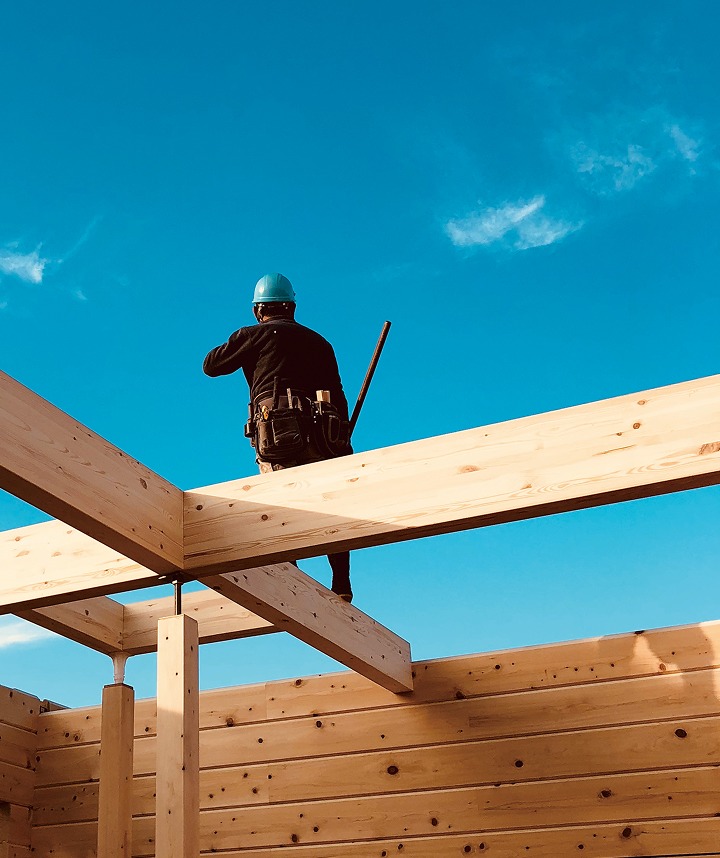 建設中の建物と職人